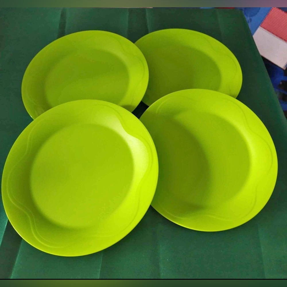 Tupperware dessert plates